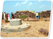 http://www.goavacationguide.com/pics/cabo-de-rama-fort-goa.jpg